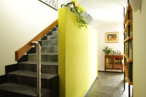 corridoio d'entrata e scale che portano al primo piano